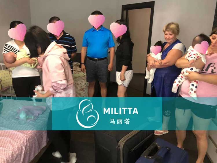 乌克兰试管出生宝宝与育儿师的照顾