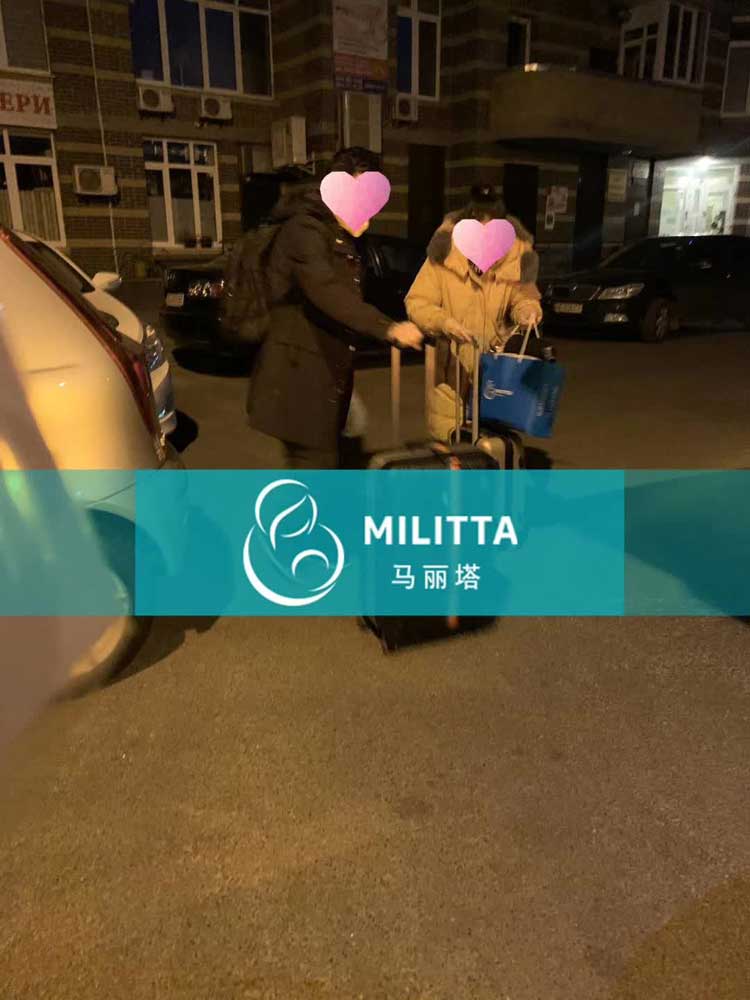 带乌克兰试管宝宝回国