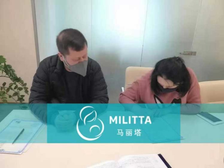 三名乌克兰到马丽塔生殖中心签署放弃抚养权协议