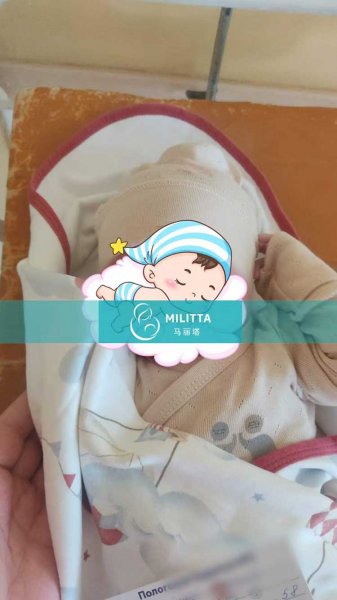 乌克兰丽塔医院客户的男宝宝足月健康出生，体重4250g
