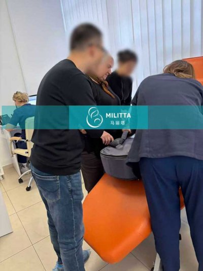 张夫妇到乌克兰接娃回国前,带试管宝宝来医院