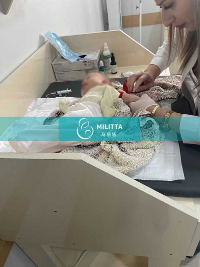 到格鲁吉亚接娃回国的孙夫妇在医院和新生儿宝