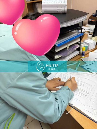 陪同一对乌克兰客户到登记处领取试管宝宝出生