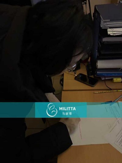 马丽塔正在协助粱夫妇办理乌克兰试管宝宝出生