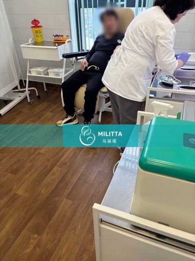 三位男士在乌克兰医院完成抽血体检,准备取精